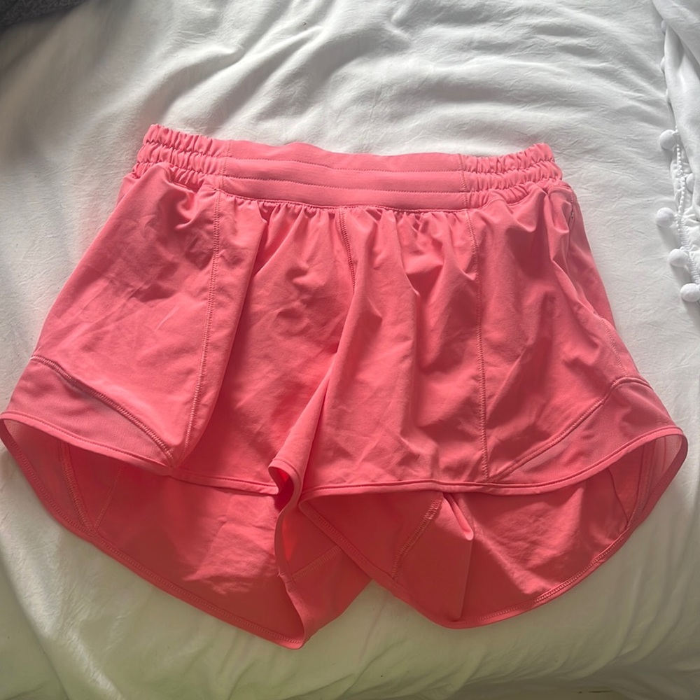 Lululemon Raspberry Cream Low rise Hotty Hots 4 inch size 6